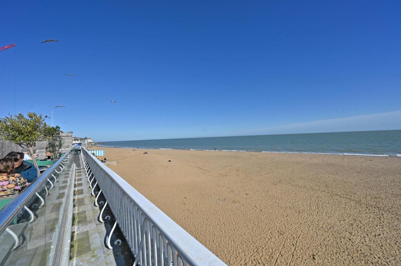 Spacious Designer 2Br Executive Apt, Near Beach & Marina, Central Location Рамсгейт Екстериор снимка